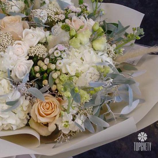 Букет из роз и гортензии