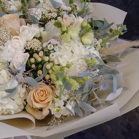 Букет из роз и гортензии