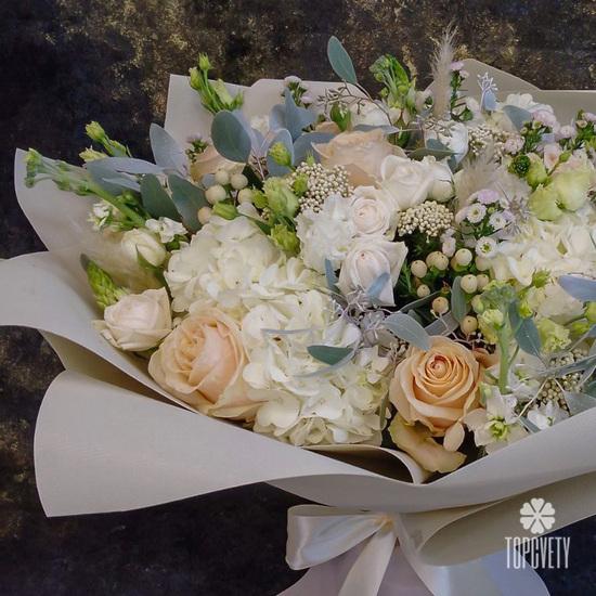 Букет из роз и гортензии