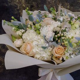 Букет из роз и гортензии