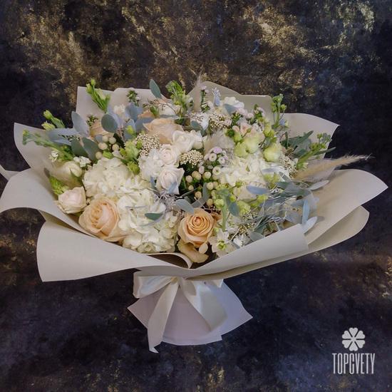 Букет из роз и гортензии