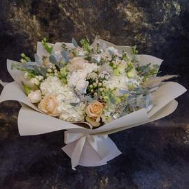 Букет из роз и гортензии