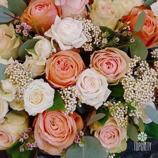 Композиция из роз в корзине