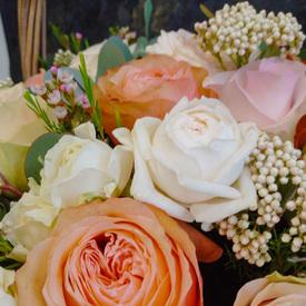 Композиция из роз в корзине