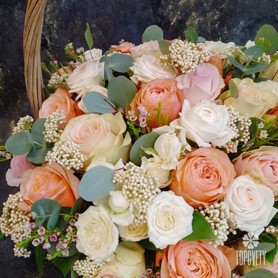 Композиция из роз в корзине