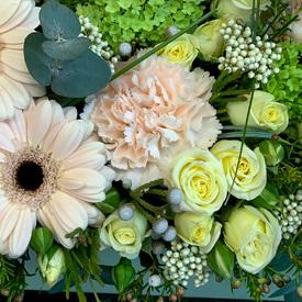 Букет из гербер и кустовых роз в ящике 