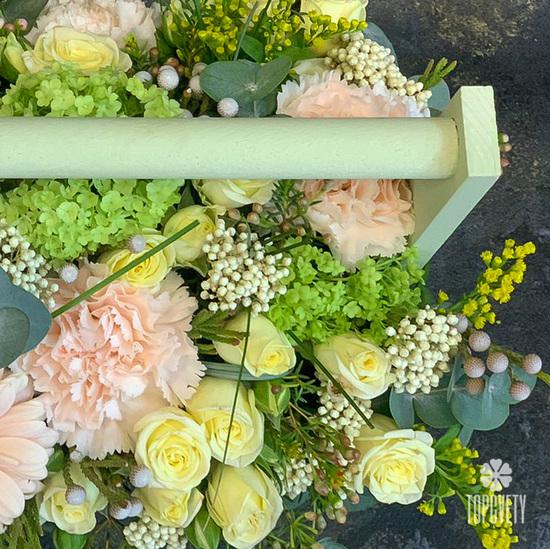 Букет из гербер и кустовых роз в ящике 