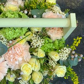 Букет из гербер и кустовых роз в ящике 