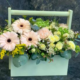 Букет из гербер и кустовых роз в ящике 