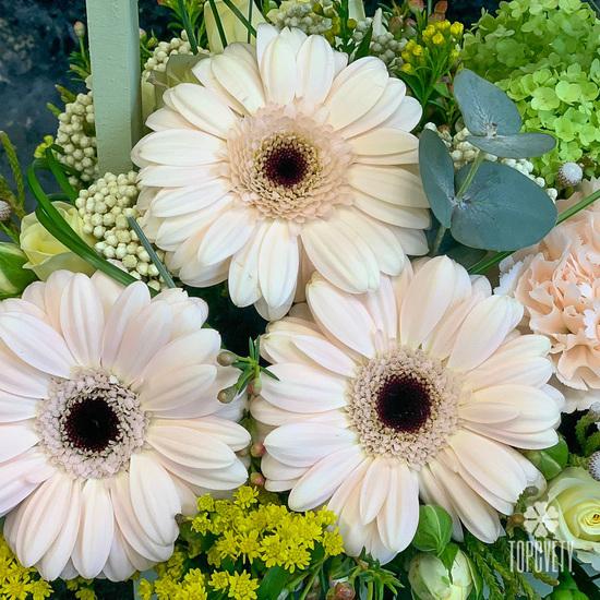 Букет из гербер и кустовых роз в ящике 