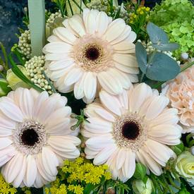 Букет из гербер и кустовых роз в ящике 