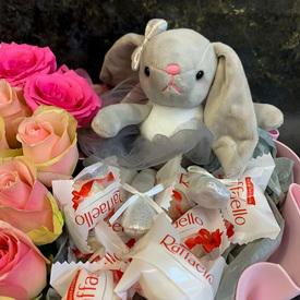 Букет из роз и конфет в форме сердца