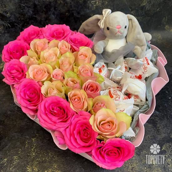 Букет из роз и конфет в форме сердца