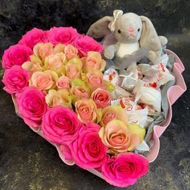 Букет из роз и конфет в форме сердца