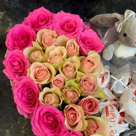 Букет из роз и конфет в форме сердца