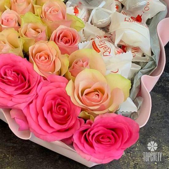 Букет из роз и конфет в форме сердца