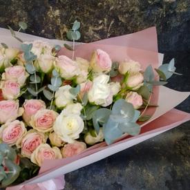 Букет из 15 кустовых  пионовидных белых и розовых роз с эвкалиптом 50см