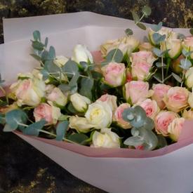 Букет из 15 кустовых  пионовидных белых и розовых роз с эвкалиптом 50см