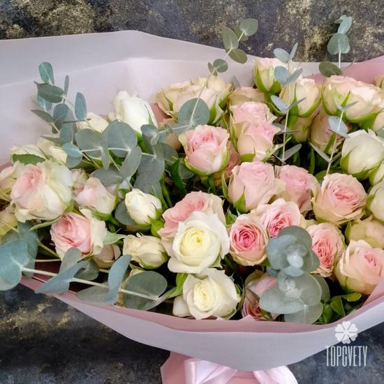 Букет из 15 кустовых  пионовидных белых и розовых роз с эвкалиптом 50см
