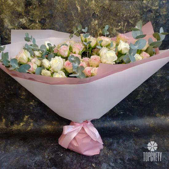 Букет из 15 кустовых  пионовидных белых и розовых роз с эвкалиптом 50см