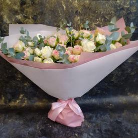 Букет из 15 кустовых  пионовидных белых и розовых роз с эвкалиптом 50см