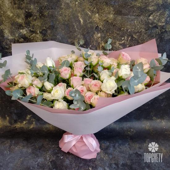 Букет из 15 кустовых  пионовидных белых и розовых роз с эвкалиптом 50см
