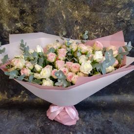 Букет из 15 кустовых  пионовидных белых и розовых роз с эвкалиптом 50см