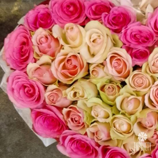 Композиция из 51 розовой розы в виде сердца 