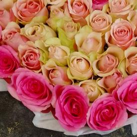 Композиция из 51 розовой розы в виде сердца 