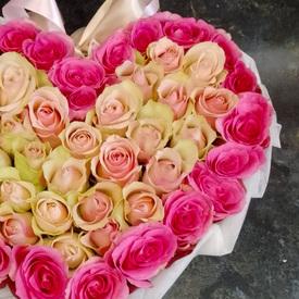 Композиция из 51 розовой розы в виде сердца 