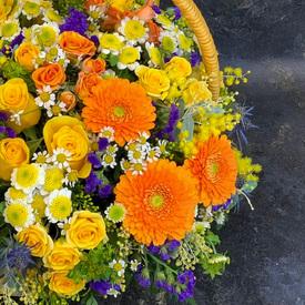 Букет из подсолнухов, кустовых роз и гербер в корзине 