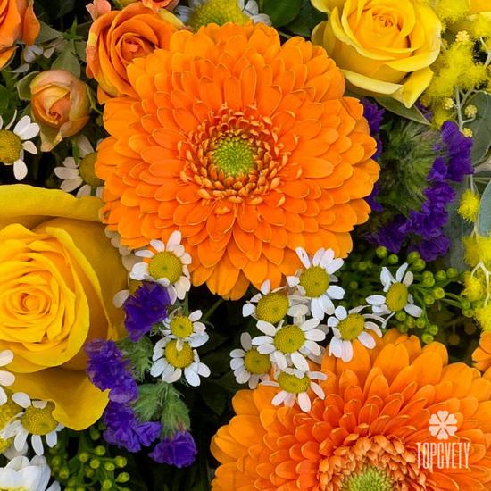 Букет из подсолнухов, кустовых роз и гербер в корзине 