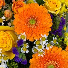 Букет из подсолнухов, кустовых роз и гербер в корзине 