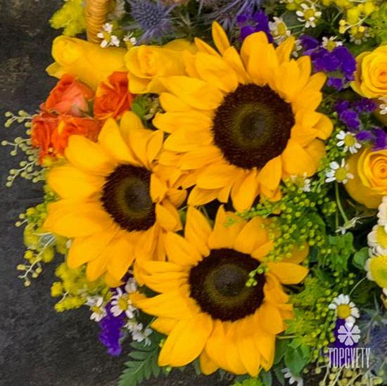 Букет из подсолнухов, кустовых роз и гербер в корзине 