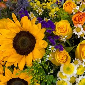 Букет из подсолнухов, кустовых роз и гербер в корзине 