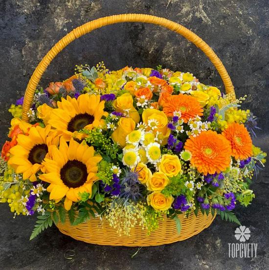 Букет из подсолнухов, кустовых роз и гербер в корзине 