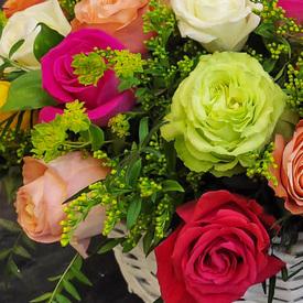 Букет из 51 сортовой розы микс в корзине 50см