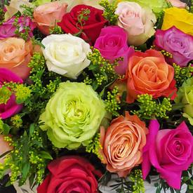 Букет из 51 сортовой розы микс в корзине 50см