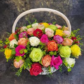 Букет из 51 сортовой розы микс в корзине 50см