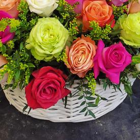 Букет из 51 сортовой розы микс в корзине 50см