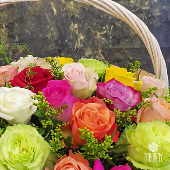 Букет из 51 сортовой розы микс в корзине 50см