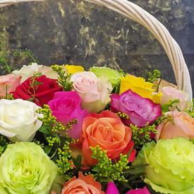 Букет из 51 сортовой розы микс в корзине 50см