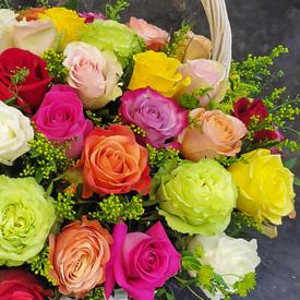 Букет из 51 сортовой розы микс в корзине 50см