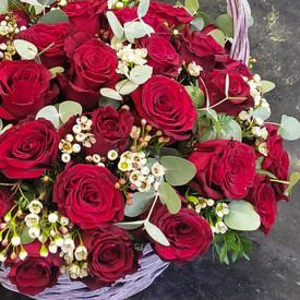 Букет из 51 красной розы в корзине