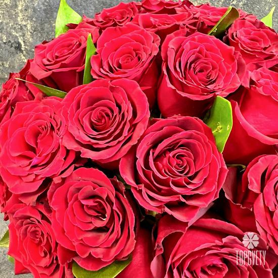 Композиция из 35 красных роз в коробке