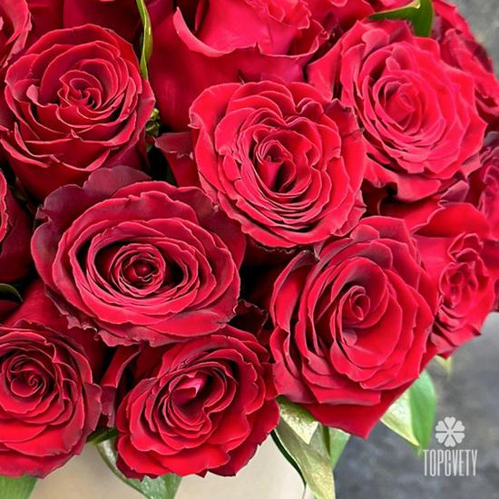 Композиция из 35 красных роз в коробке