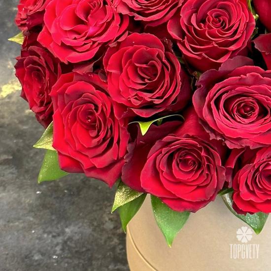 Композиция из 35 красных роз в коробке