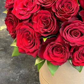 Композиция из 35 красных роз в коробке