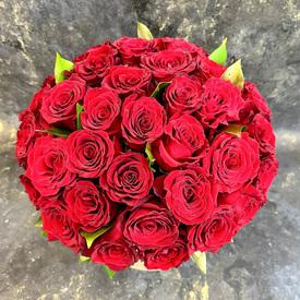 Композиция из 35 красных роз в коробке