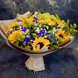 Букет из подсолнухов и ирисов 